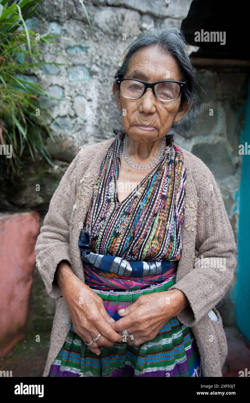 Un maya donna indigena a San Jorge La Laguna, Solola, Guatemala. Foto Stock