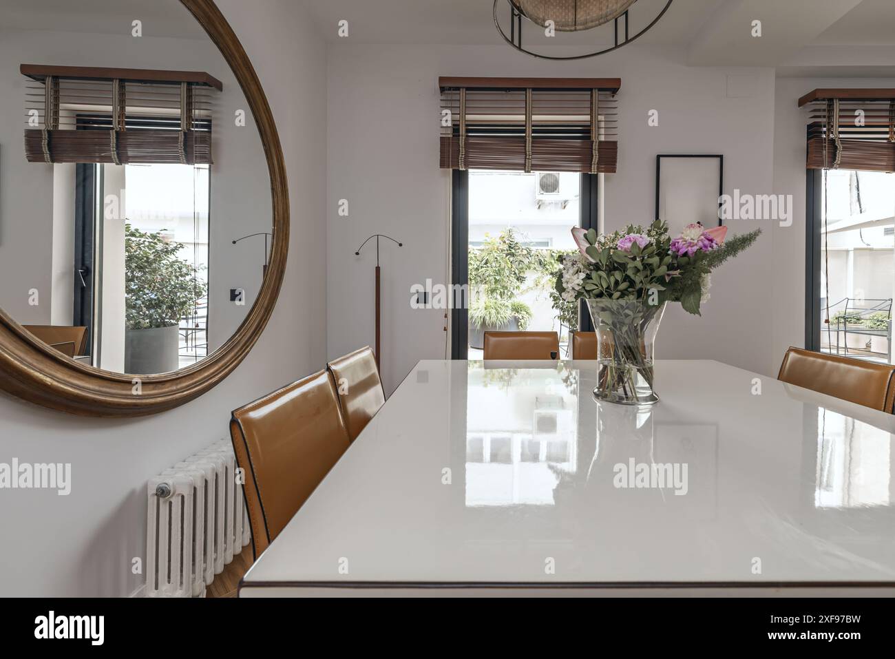 Non abbiate paura di aggiungere dettagli personali che riflettono i vostri gusti e interessi nella decorazione della sala da pranzo Foto Stock