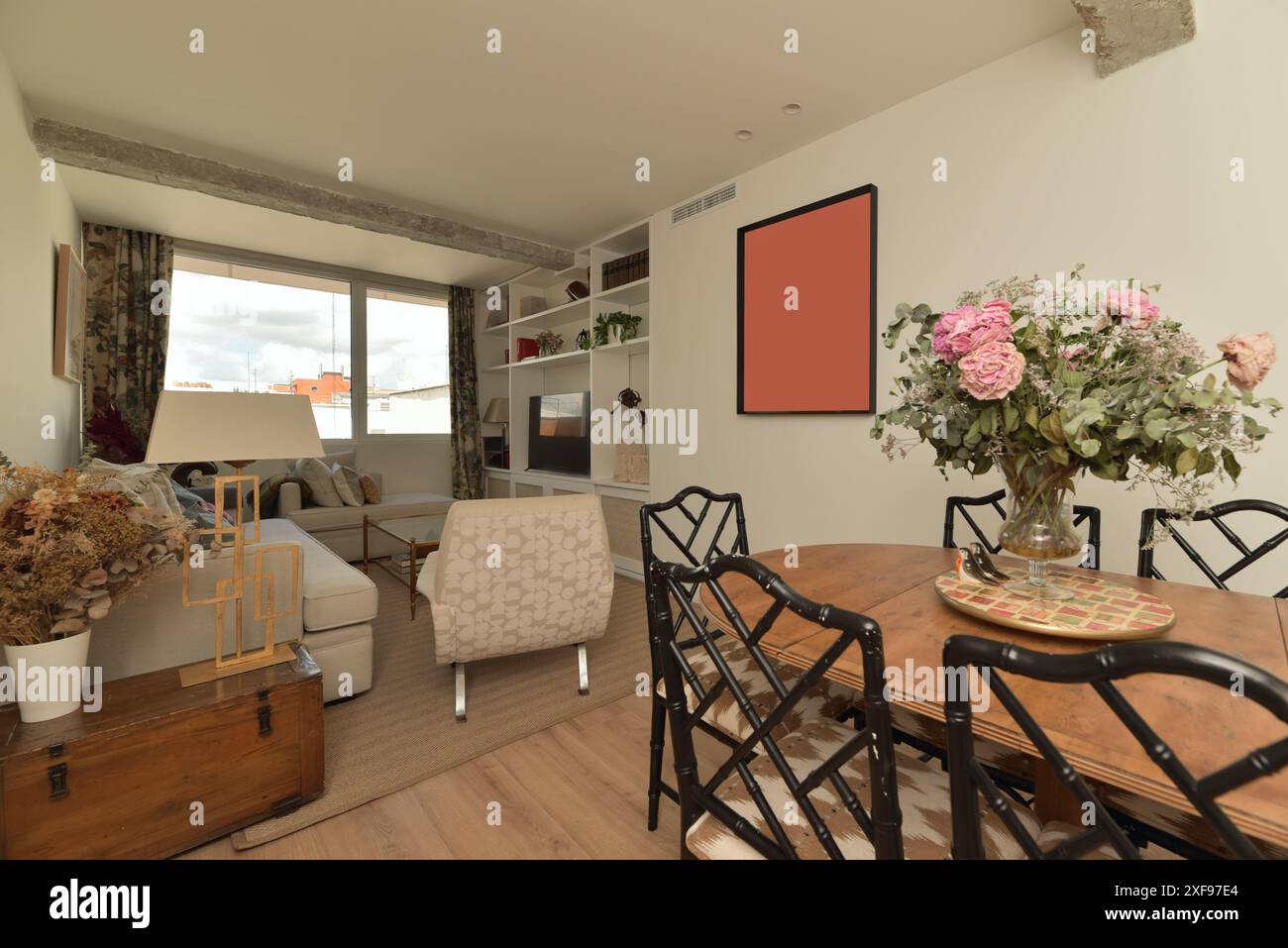 Posiziona foto, specchi o scaffali sulle pareti della sala da pranzo per aggiungere un tocco di interesse visivo Foto Stock