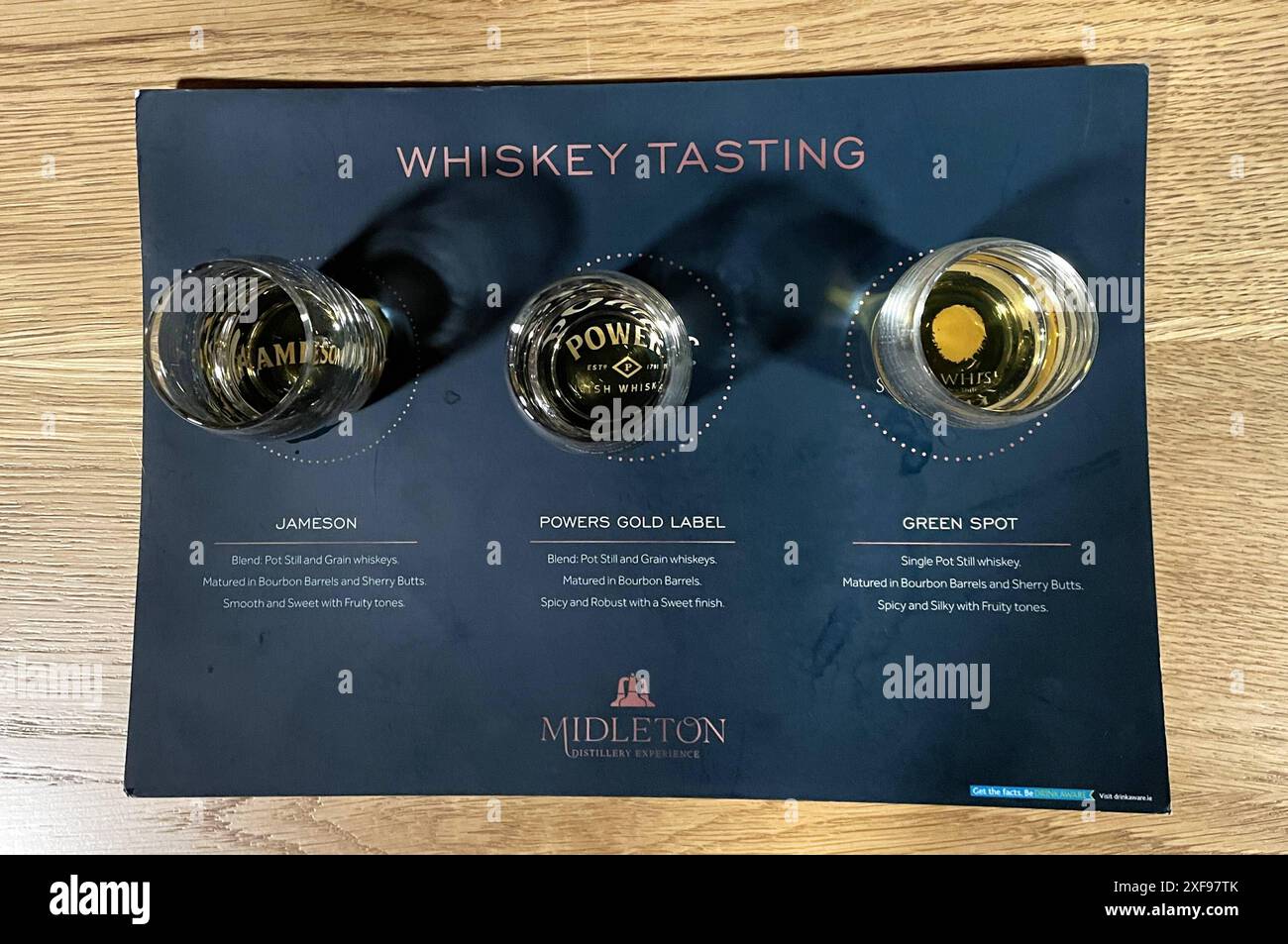 Jameson ist eine irische Whiskey-Marke. Die gleichnamige Destillerie wurde von John Jameson im Jahr 1780 a Dublino gegründet, bis 1971 wurde in der Bow Street - Smithfield Village - destilliert. Heute kann man a Dublino nur noch die Schaubrennereien von Old Jameson besichtigen, produziert wird a Midleton. Jameson gehört zu den weltweit bekanntesten Whiskey-Marken. Es handelt sich um einen Blended Whiskey. Foto: Degustazione di whisky von Jameson, Powers Gold Label und Green Spot in der Midleton Distillery *** Jameson è un marchio di whisky irlandese la distilleria con lo stesso nome è stata fondata da John James Foto Stock