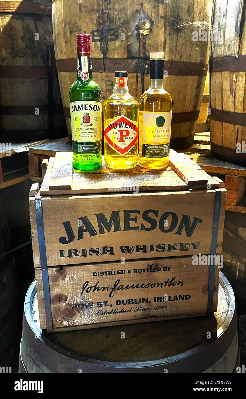 Jameson ist eine irische Whiskey-Marke. Die gleichnamige Destillerie wurde von John Jameson im Jahr 1780 a Dublino gegründet, bis 1971 wurde in der Bow Street - Smithfield Village - destilliert. Heute kann man a Dublino nur noch die Schaubrennereien von Old Jameson besichtigen, produziert wird a Midleton. Jameson gehört zu den weltweit bekanntesten Whiskey-Marken. Es handelt sich um einen Blended Whiskey *** Jameson è un marchio di whisky irlandese la distilleria omonima è stata fondata da John Jameson a Dublino nel 1780, fino al 1971 è stata distillata nel Bow Street Smithfield Village oggi è possibile Foto Stock