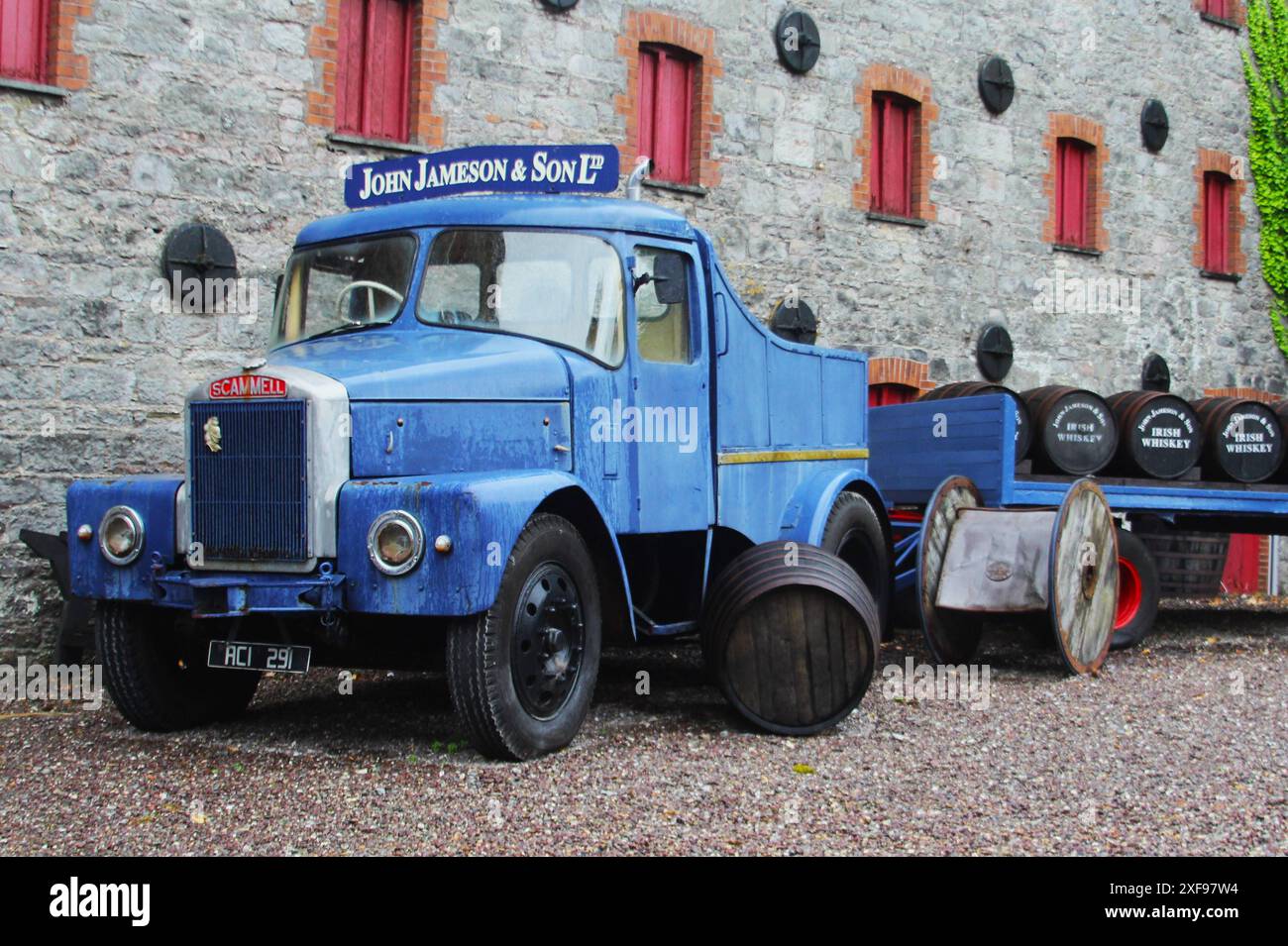 Scammell War ein britischer Hersteller für Zugmaschinen, schwere Lastkraftwagen und geländegängige Militärfahrzeuge für schwere Lasten. Nach der Übernahme von Leyland durch DAF endete die Produktion bei Scammell 1988. Foto: Scammel LKW der John Jameson and Son Ltd, Irish Whiskey Distillery *** Scammell era un produttore britannico di trattori, autocarri pesanti e veicoli militari fuoristrada per carichi pesanti dopo l'acquisizione di Leyland da parte di DAF, la produzione a Scammell terminò nel 1988 Photo Scammel Truck di John Jameson and Son Ltd, Irish Whiskey Distillery Foto Stock