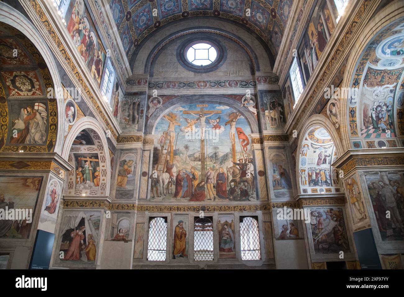 Crocifissione rinascimentale di Cristo affresco di Floriano Ferramola e Paolo da Caylina il giovane del XVI secolo nel Coro delle monache del monastero d Foto Stock