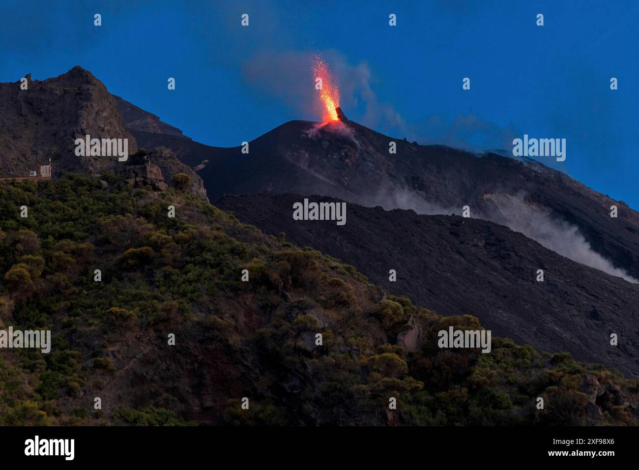 Stromboli, vulcano, Isole Eolie, Sicilia, Italia, eruzione, allarme arancione, 27/05/2024 Foto Stock