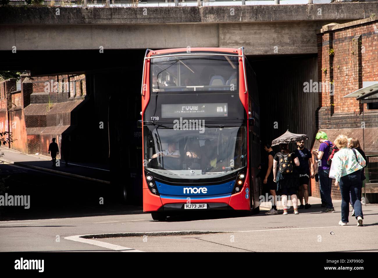 Una selezione di fotografie di autobus che mostrano il garage di Lymington, Somerford Christchurch, a Bournemouth, un servizio scolastico a Pilley vicino a Lymington Foto Stock