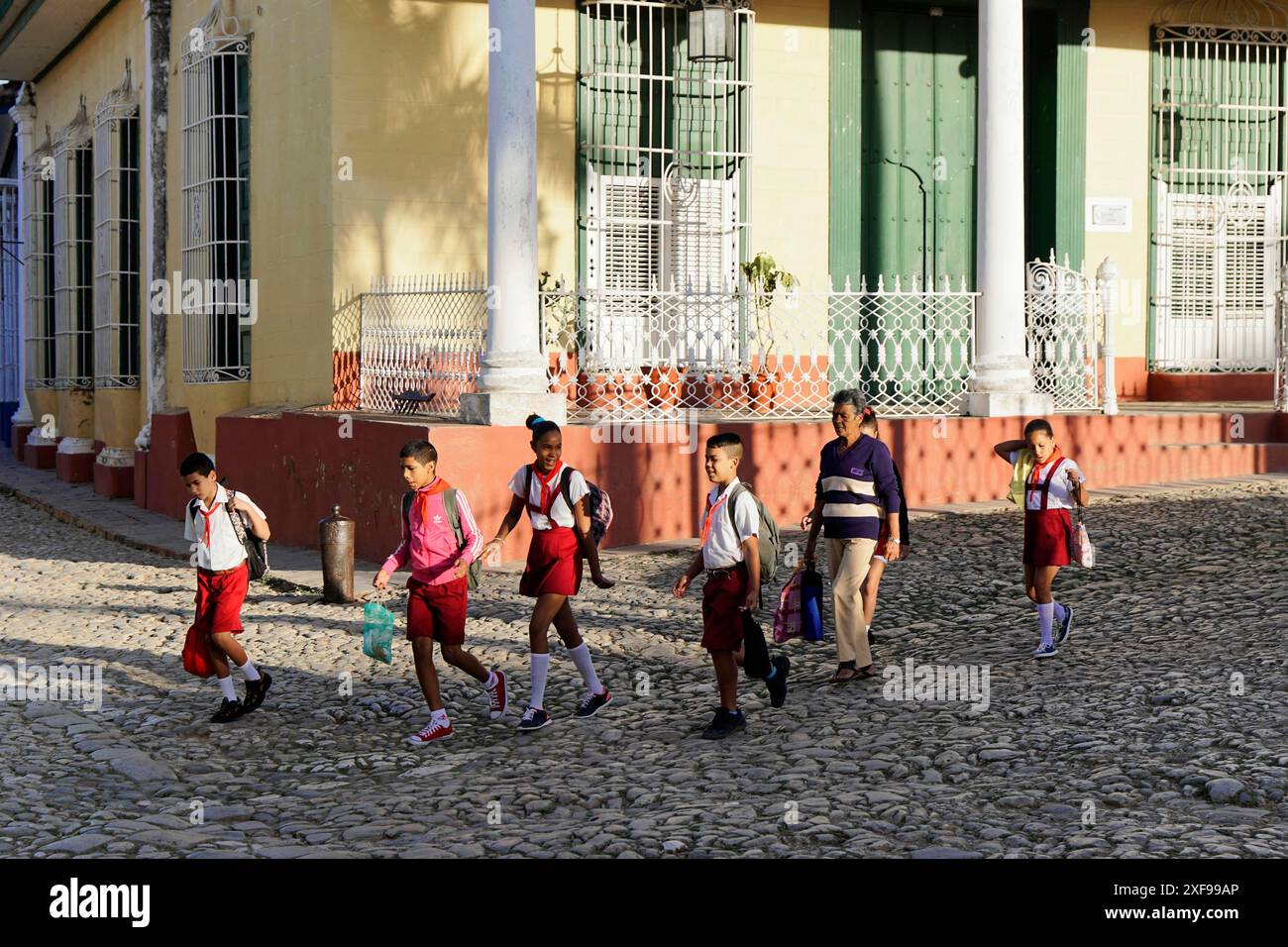 Trinidad, Cuba, grandi Antille, Caraibi, America centrale, America, i bambini in uniforme scolastica camminano in gruppo seguiti da un adulto attraverso una Foto Stock