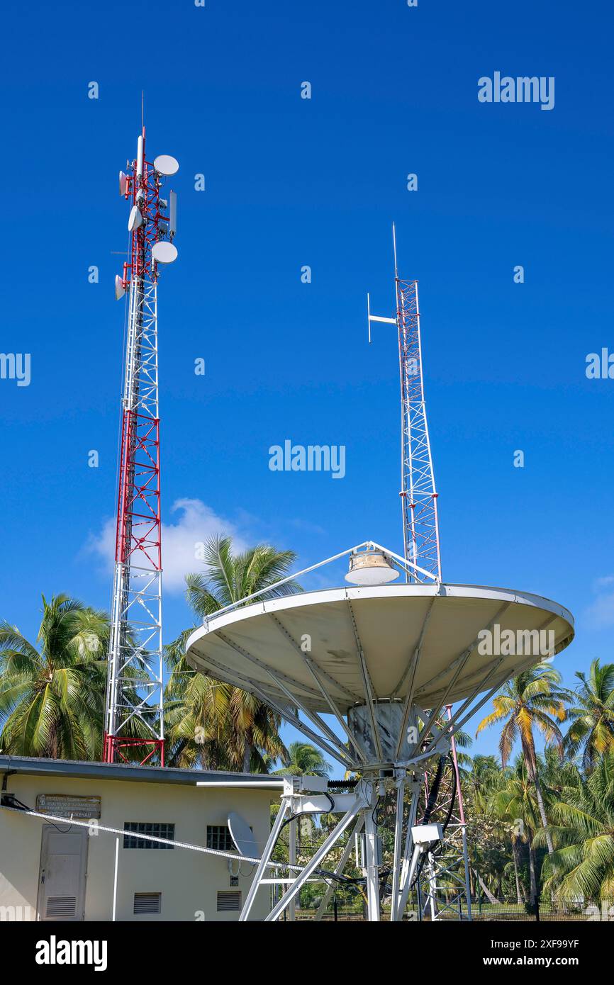 Collegamento satellitare con il mondo esterno, Tikehau, Atollo, Arcipelago delle Tuamotu, Tuherahera, Rangiroa, Polinesia francese Foto Stock