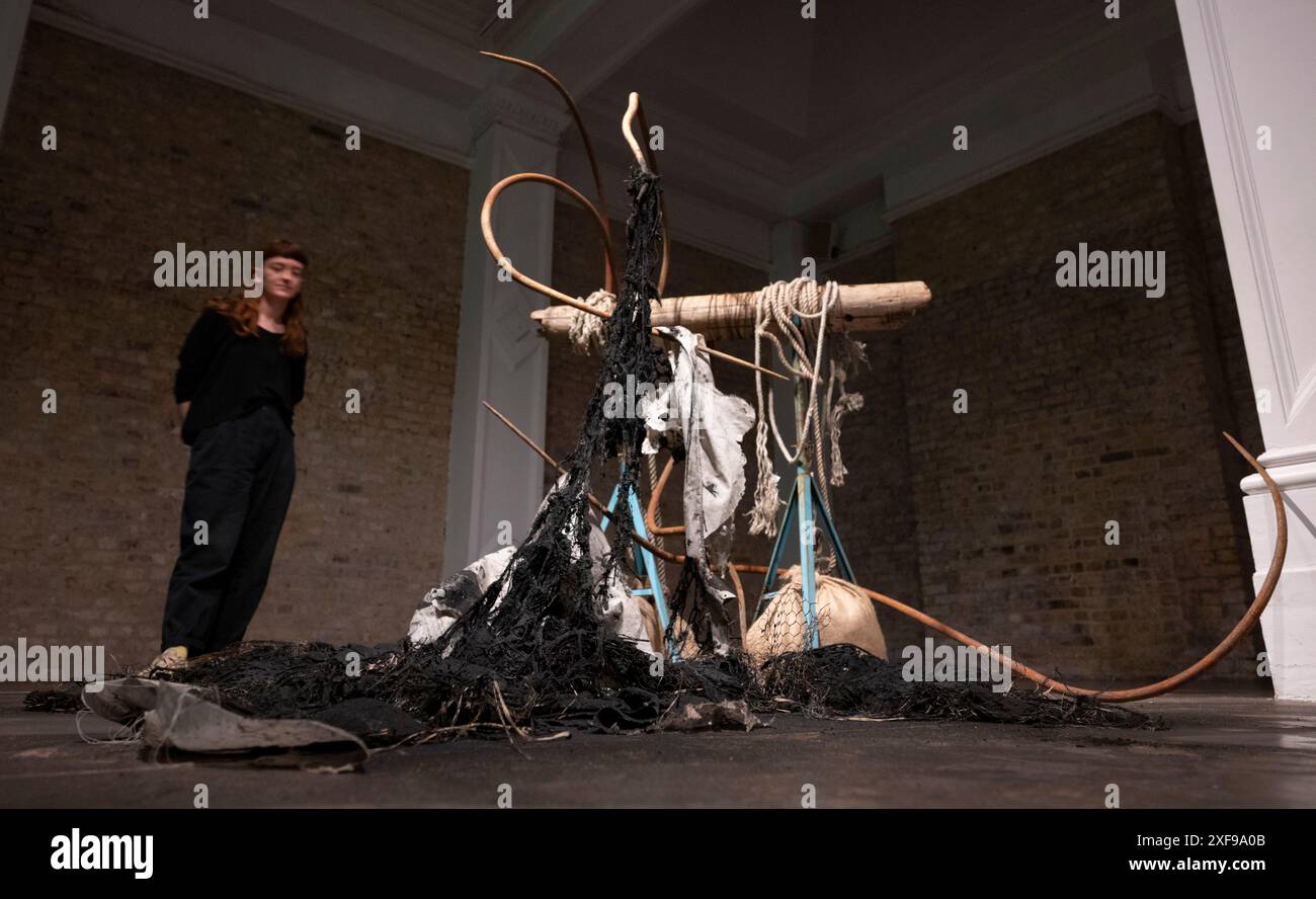 Whitechapel Gallery, Londra, Regno Unito. 2 luglio 2024. Dominique White, vincitrice della nona edizione del Max Mara Art Prize for Women, presenta un nuovo corpo di lavoro: Il peso morto. Attraverso quattro grandi opere scultoree, l'artista continua il suo interesse per la creazione di nuovi mondi per la "oscurità" e il fascino per la potenza metaforica e il potere rigenerativo del mare. La mostra si svolge dal 2 luglio al 15 settembre 2024. Fotografato con un membro dello staff della galleria. Crediti: Malcolm Park/Alamy Live News Foto Stock