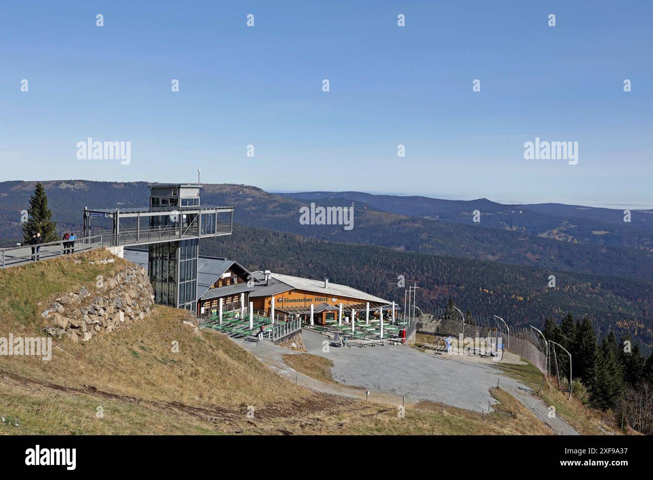 Vista dall'Arber alla stazione di montagna di Arber, Eisensteiner Huette, Arber, foresta bavarese, Baviera, Germania Foto Stock