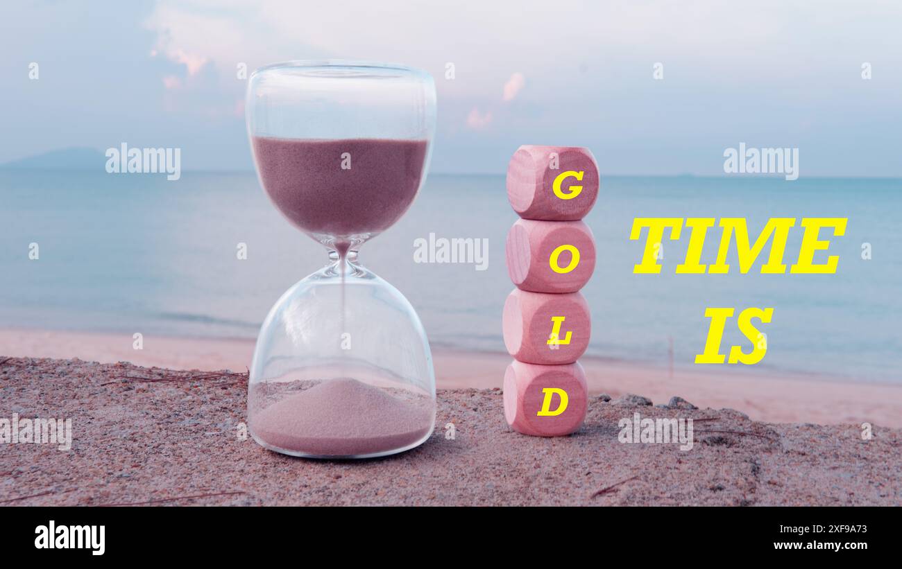 concetto di tempo con clessidra e alba in spiaggia. Il tempo è una citazione d'oro. Foto Stock