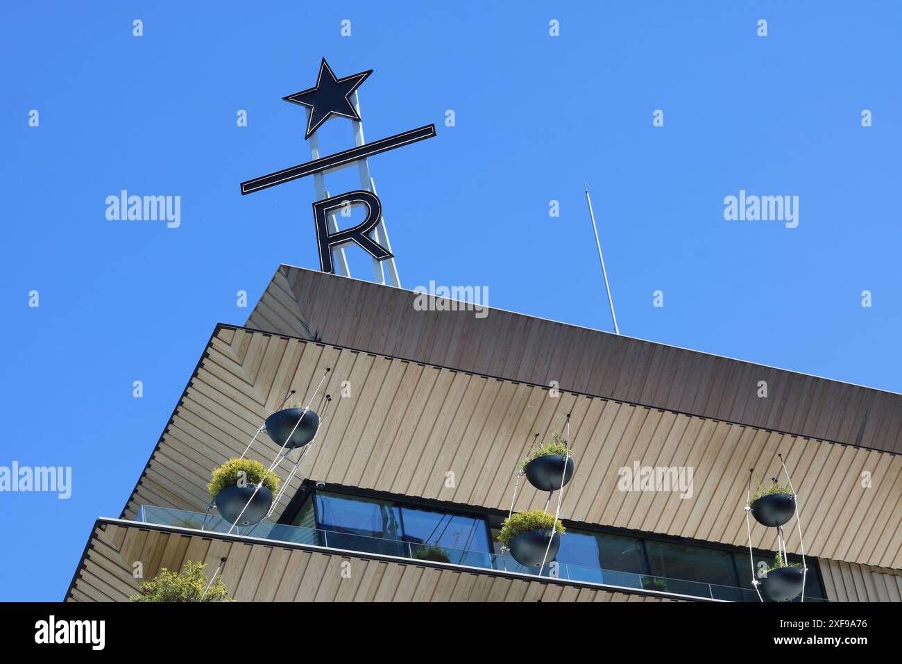 TOKYO, GIAPPONE - 16 giugno 2024: Dettaglio della parte superiore della Starbucks Reserve Roastery progettata da Kengo Kuma a Tokyo. Foto Stock