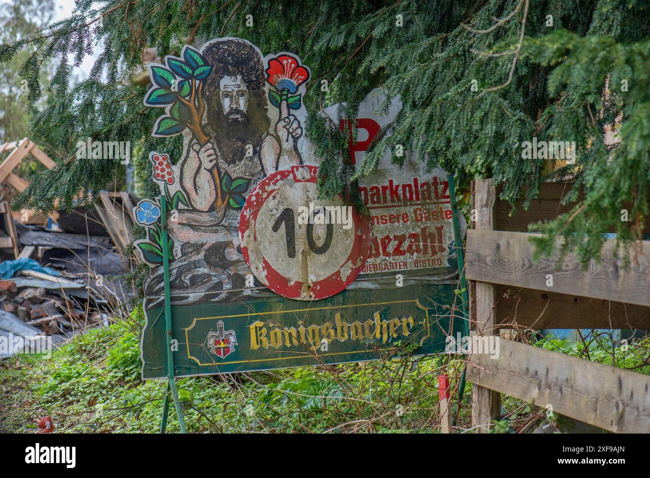 Vecchio cartello di un vecchio pub a Siegerland, Siegen, Renania settentrionale-Vestfalia, Germania Foto Stock