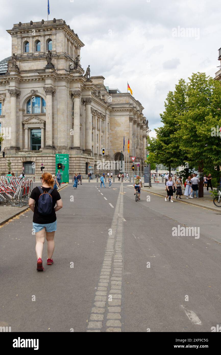 Ciottoli che segnano il muro di Berlino dietro il Reichstag Foto Stock