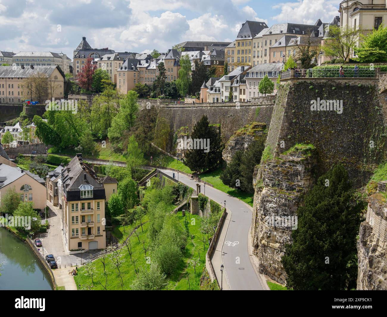 Vista panoramica di una città con edifici storici, alberi verdi e strade acciottolate, lussemburgo Foto Stock