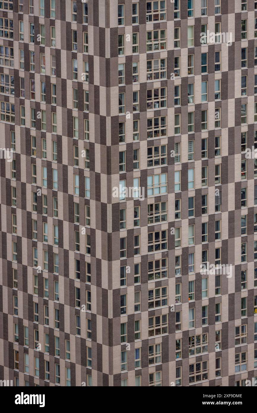 Primo piano di un alto edificio con molte finestre e un design architettonico moderno, Rotterdam, Paesi Bassi Foto Stock