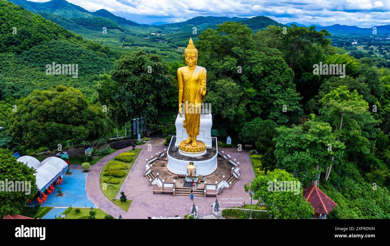 Vista aerea del Pra Yai Phu Khok Ngio o del Chiang Khan Skywalk, il punto di riferimento più recente della provincia di Loei, affacciato sul fiume Hueang che scorre attraverso per incontrarsi Foto Stock