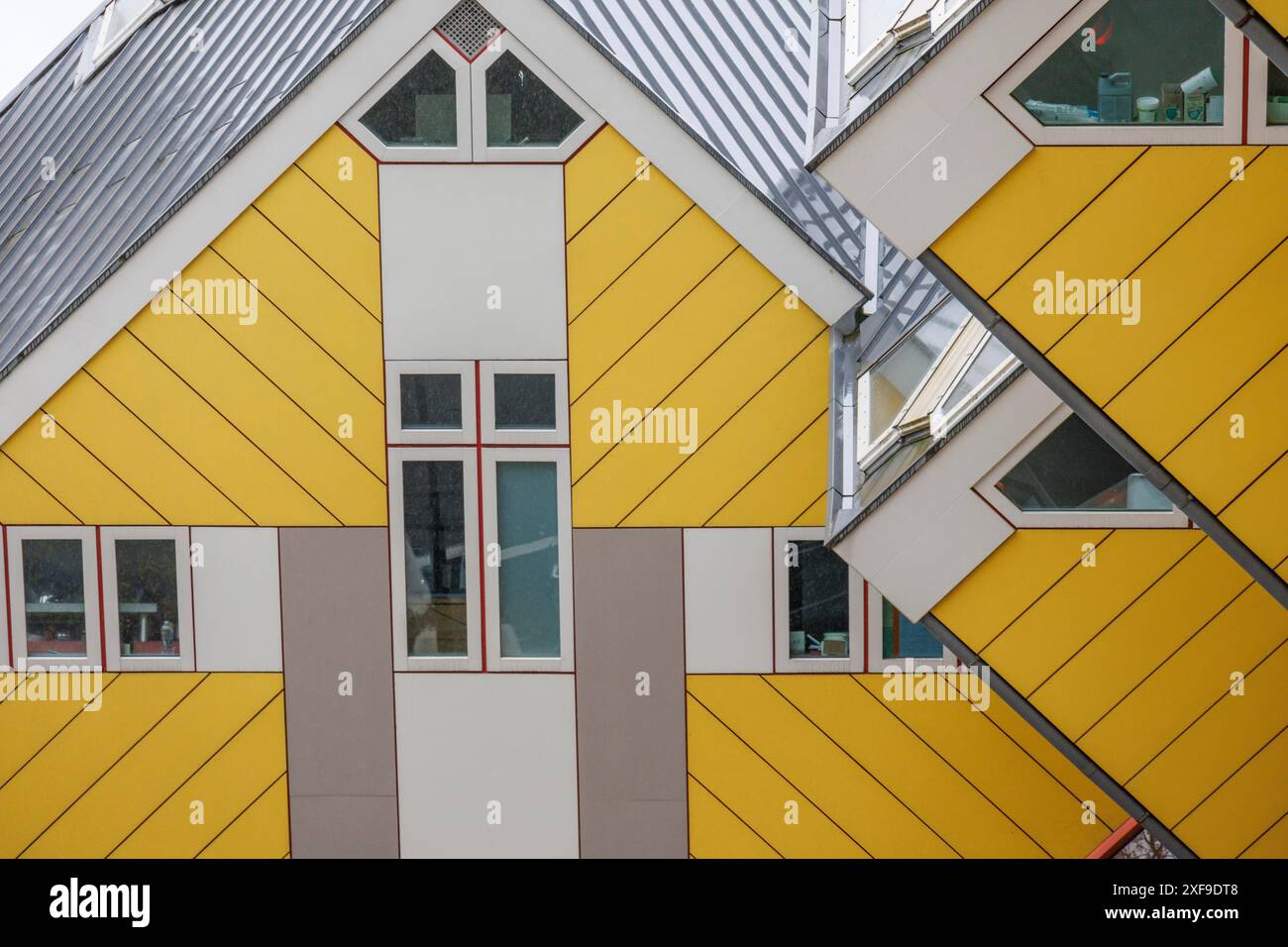 Facciata di una casa cubica con superfici gialle e grigie, rotterdam, paesi bassi Foto Stock