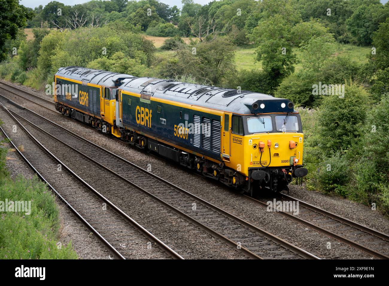 La GBRf ha livato le locomotive diesel classe 50, n. 50007 e n. 50049 a Hatton North Junction, Warwickshire, Regno Unito Foto Stock