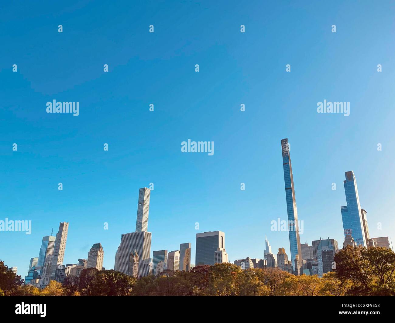 Skyline di diversi grattacieli ed edifici alti sotto un cielo blu profondo, New York, Stati Uniti Foto Stock