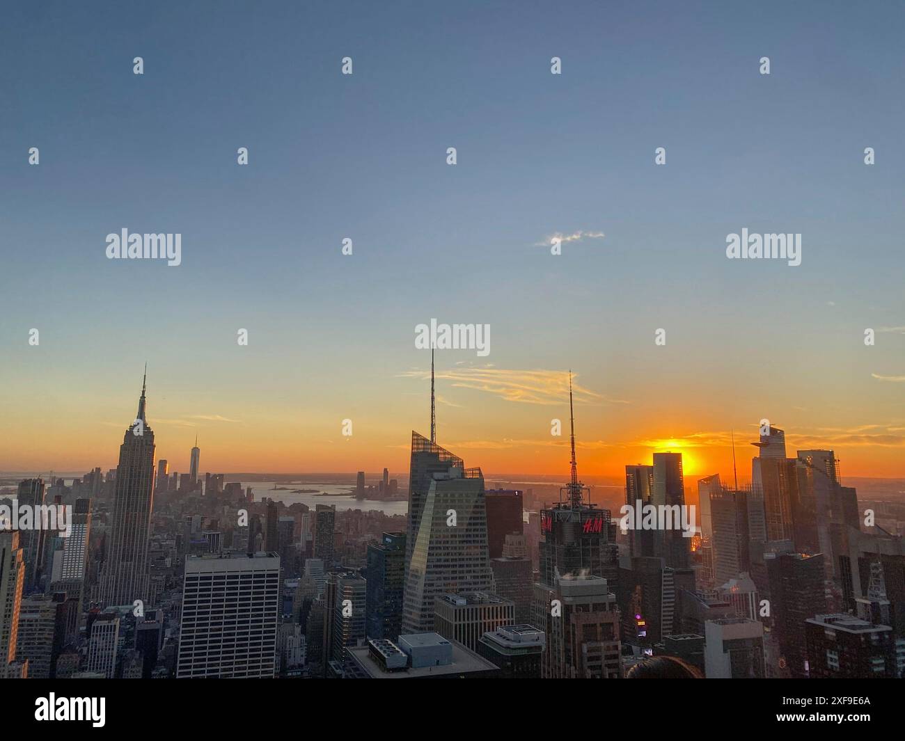 Skyline di New York all'alba con fasci di sole che illuminano i grattacieli, New York, Stati Uniti Foto Stock