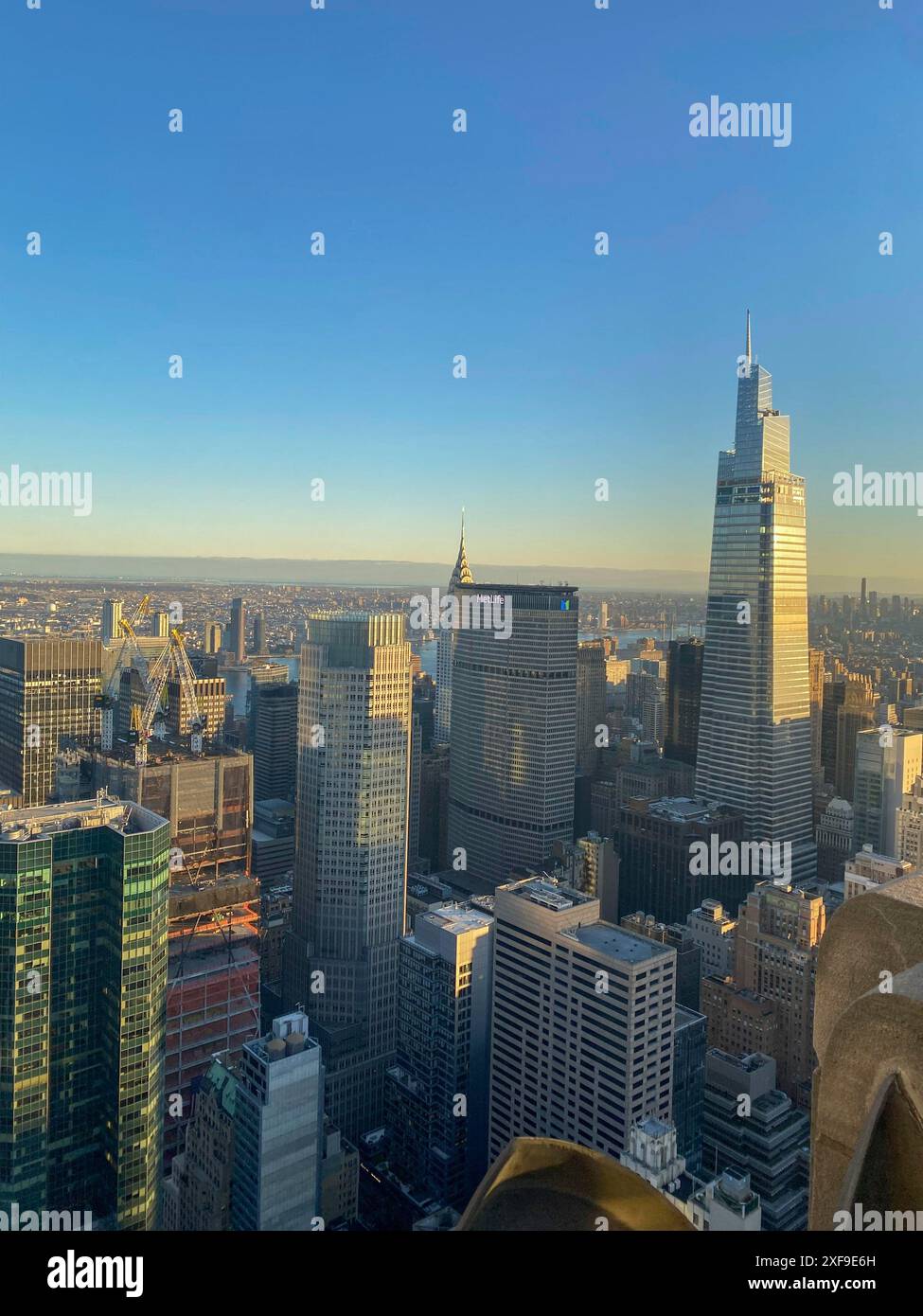 Vista dello skyline di New York con grattacieli alti e moderni durante il tramonto, ambiente urbano, New York, Stati Uniti Foto Stock