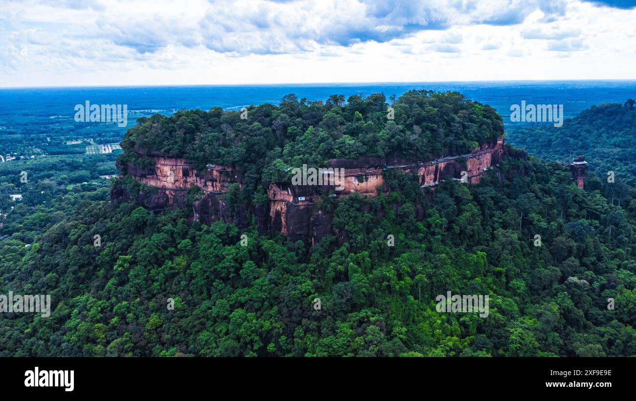 Phu Thok o Wat Chetiyakhiri, splendido paesaggio montano con scogliere rocciose e ponti di legno su alte scogliere, provincia di Bueng Kan, Thailandia. Foto Stock
