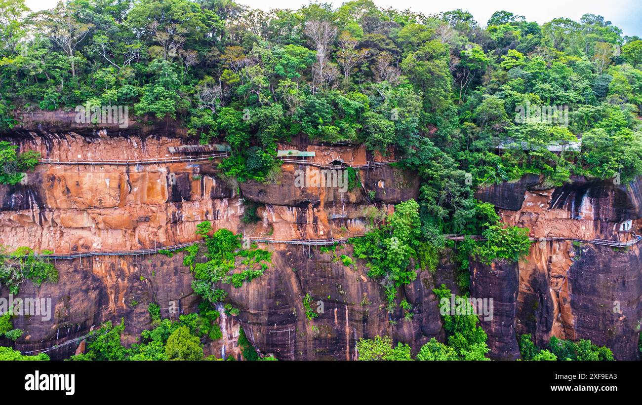 Phu Thok o Wat Chetiyakhiri, splendido paesaggio montano con scogliere rocciose e ponti di legno su alte scogliere, provincia di Bueng Kan, Thailandia. Foto Stock
