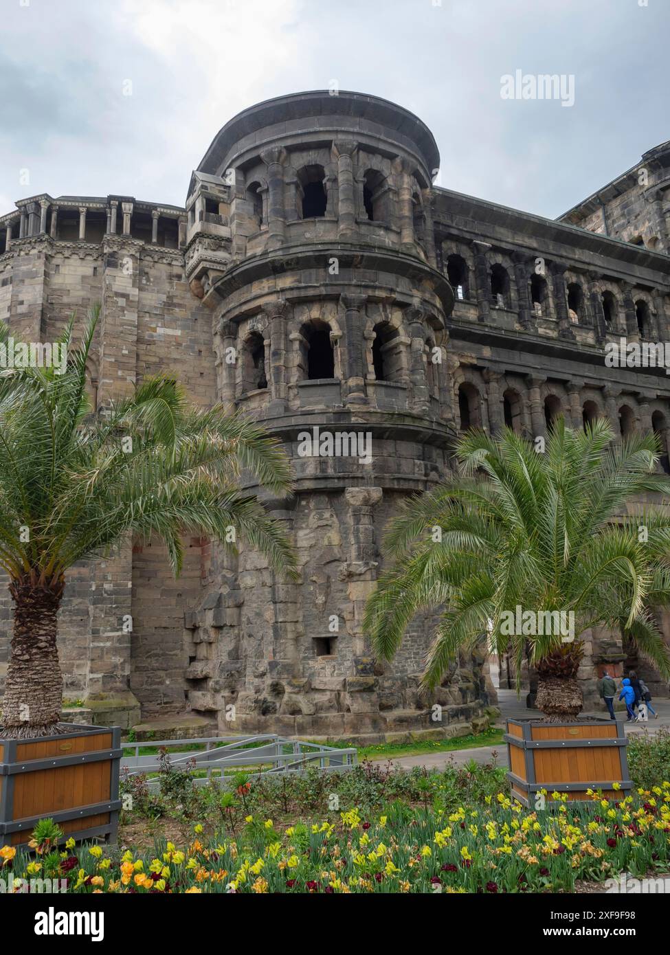 L'imponente porta Nigra romana, circondata da palme moderne e un'atmosfera intrisa di storia, treviri, germania Foto Stock