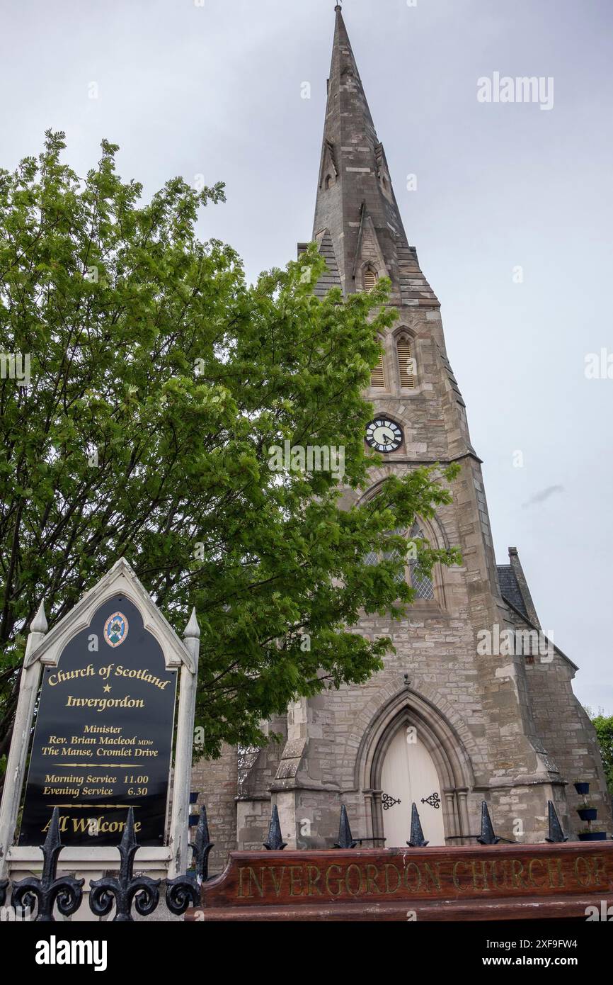 Chiesa storica con alta torre, orologio e alberi circostanti sotto un cielo nuvoloso, inverness, scozia, Gran Bretagna Foto Stock