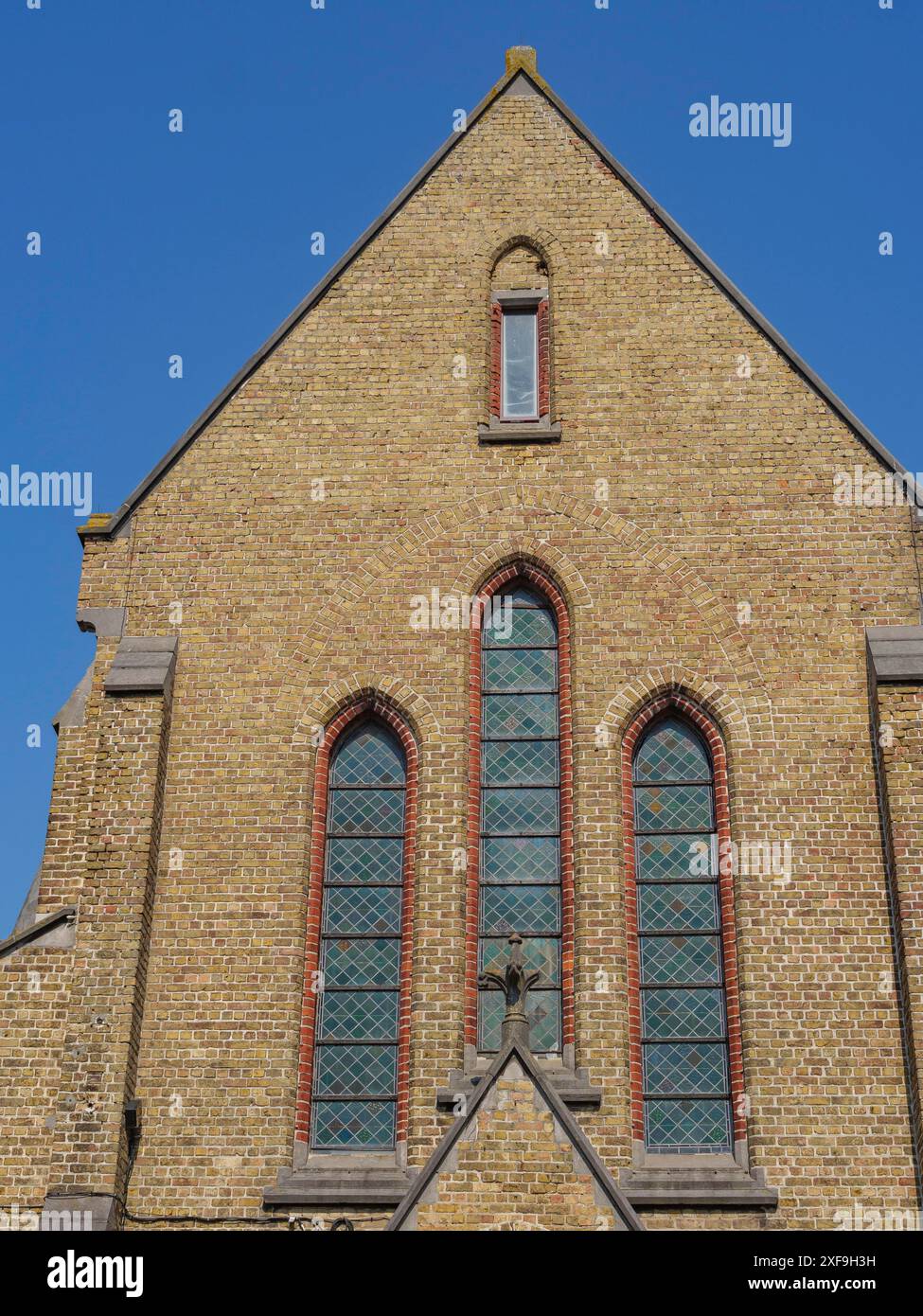 Vista frontale di un edificio storico con finestre gotiche, ostenda, belgio Foto Stock