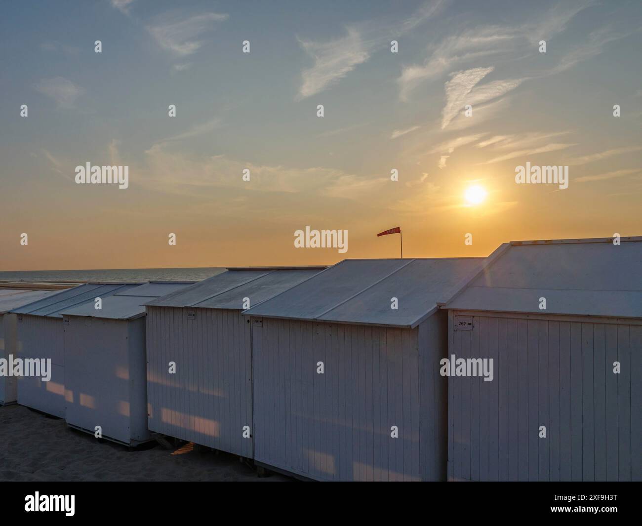 Capanne sulla spiaggia bianca al tramonto con un'atmosfera tranquilla, ostenda, belgio Foto Stock