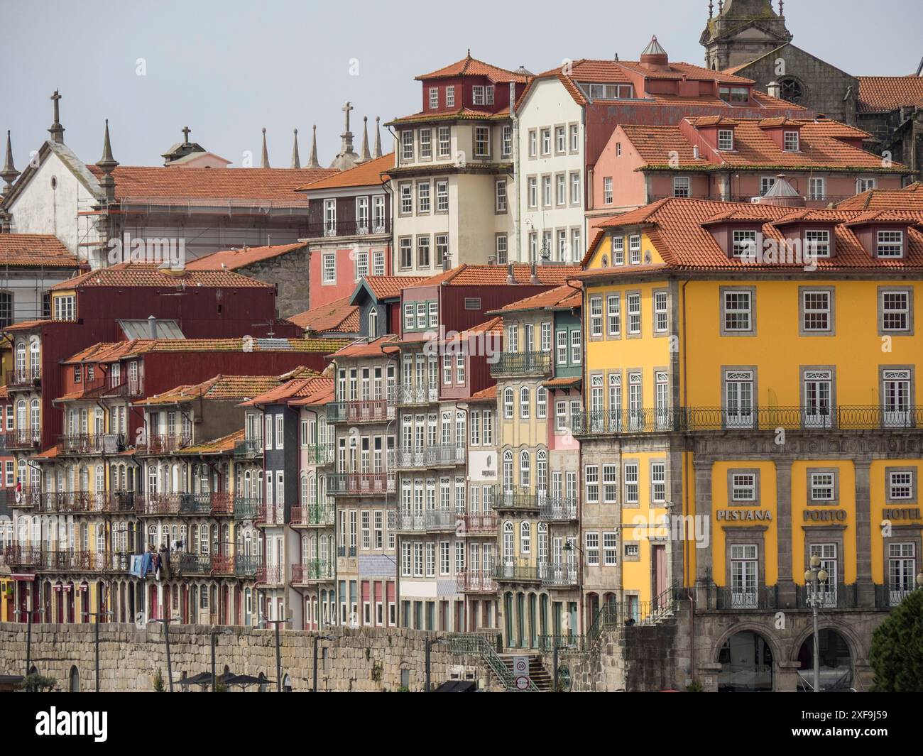 Case colorate allineate tra loro in un centro storico con molte finestre e tetti, porto, portogallo Foto Stock
