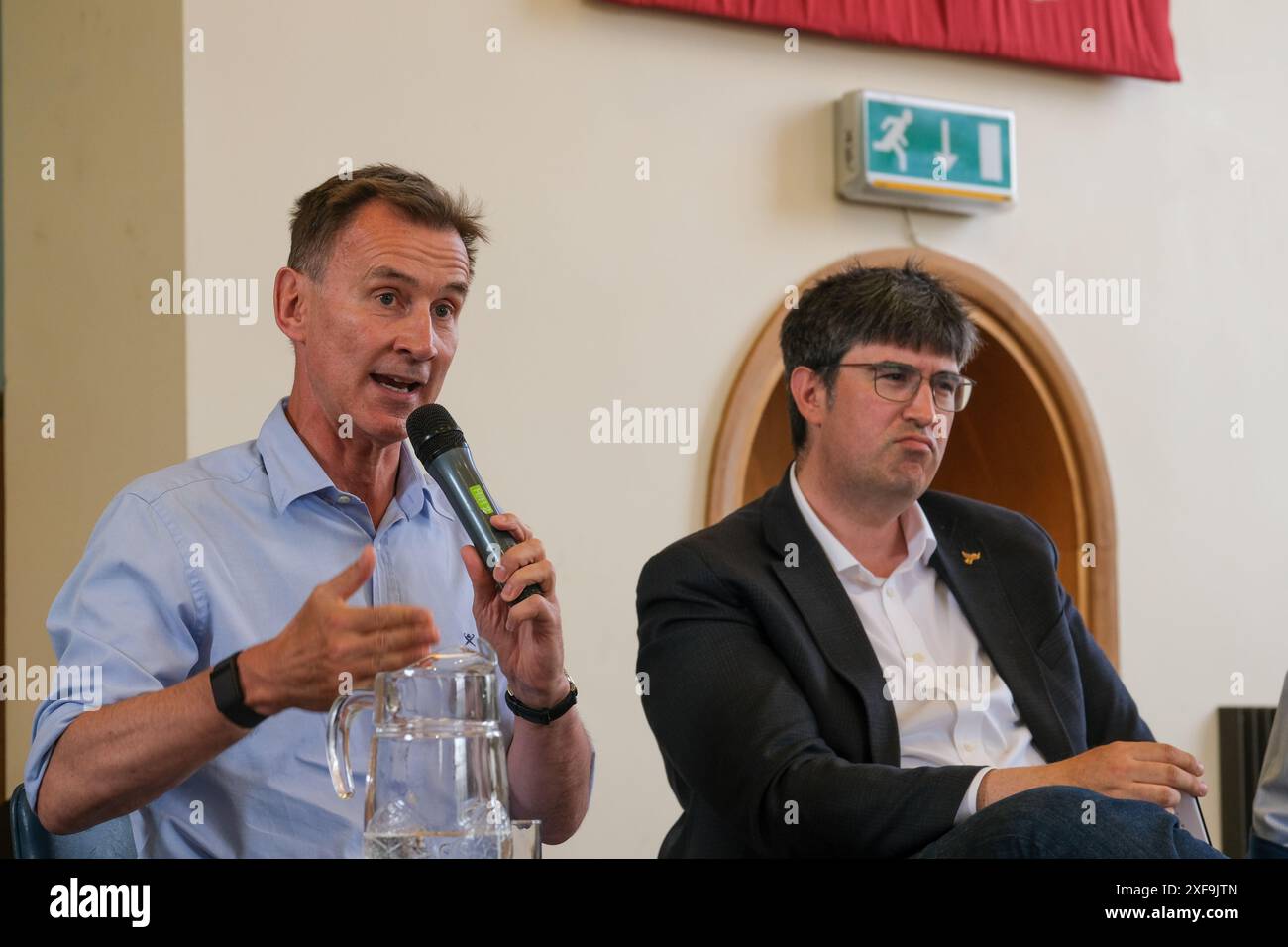 Jeremy Hunt alla Hustings contro il democratico liberale Paul segue Godalming e Ash Foto Stock