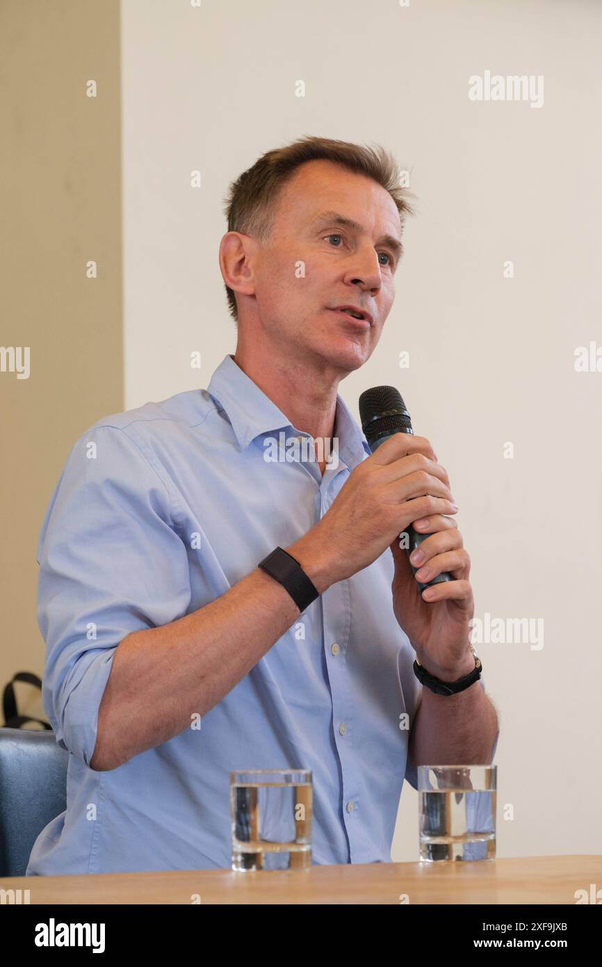 Jeremy Hunt alla Hustings contro il democratico liberale Paul segue Godalming e Ash Foto Stock