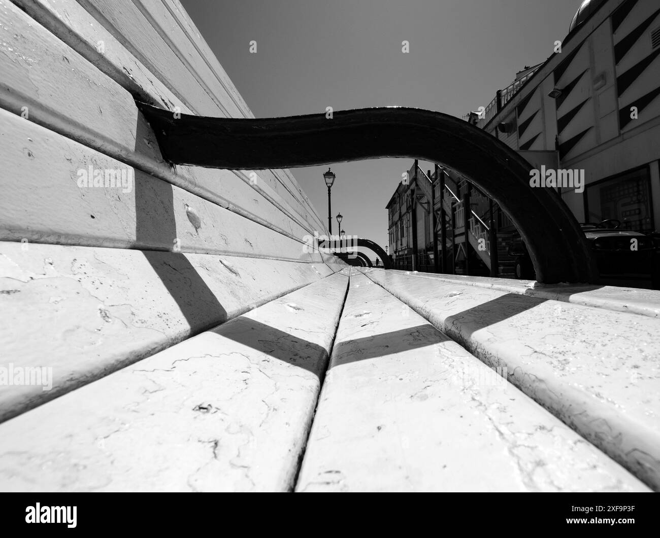 Posti a sedere in legno sul molo di Eastbourne, guardando verso la fine del molo Foto Stock