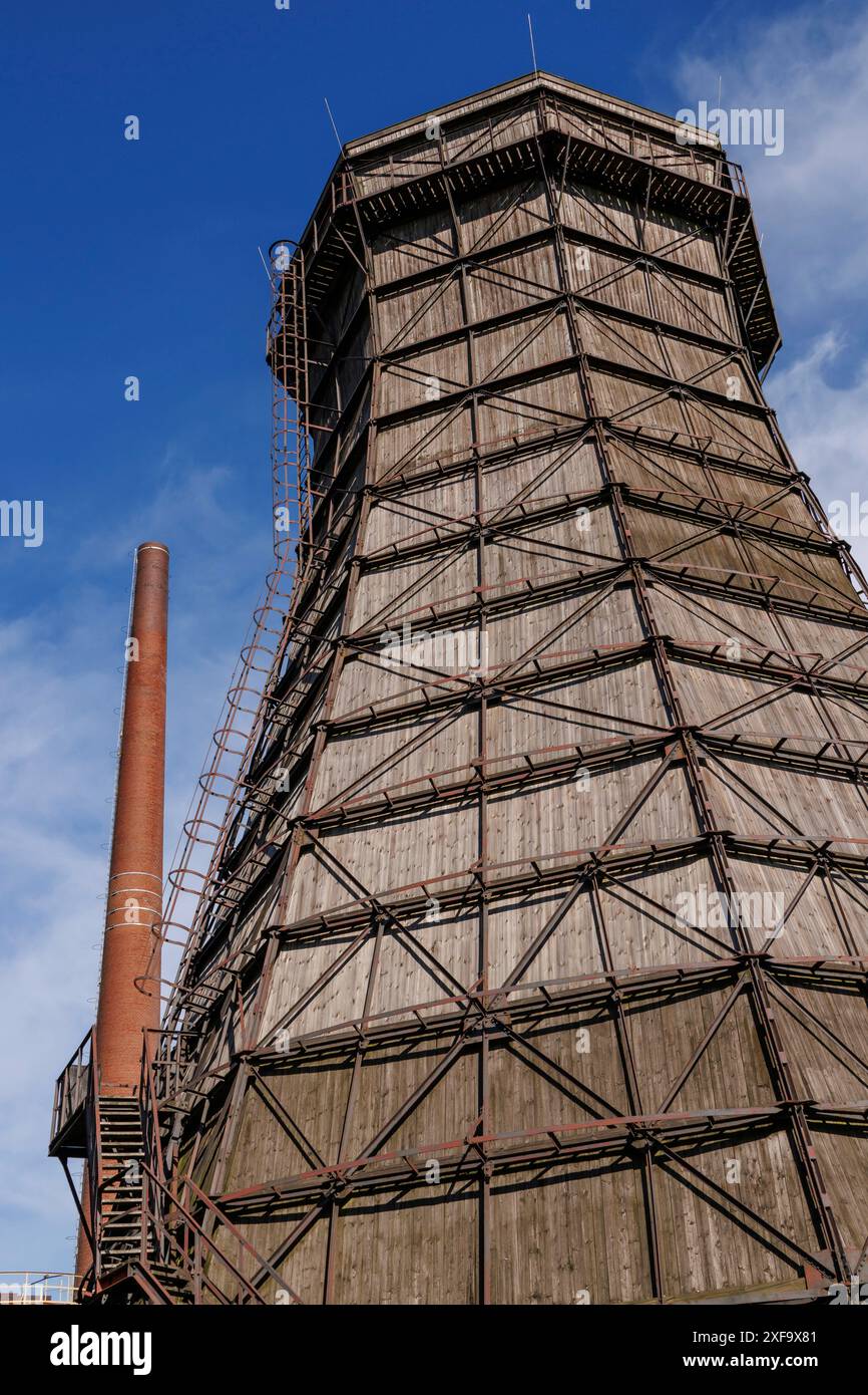 Grande torre in legno con camino rosso, chiara costruzione industriale sotto un cielo limpido, essen. zona della ruhr, germania Foto Stock