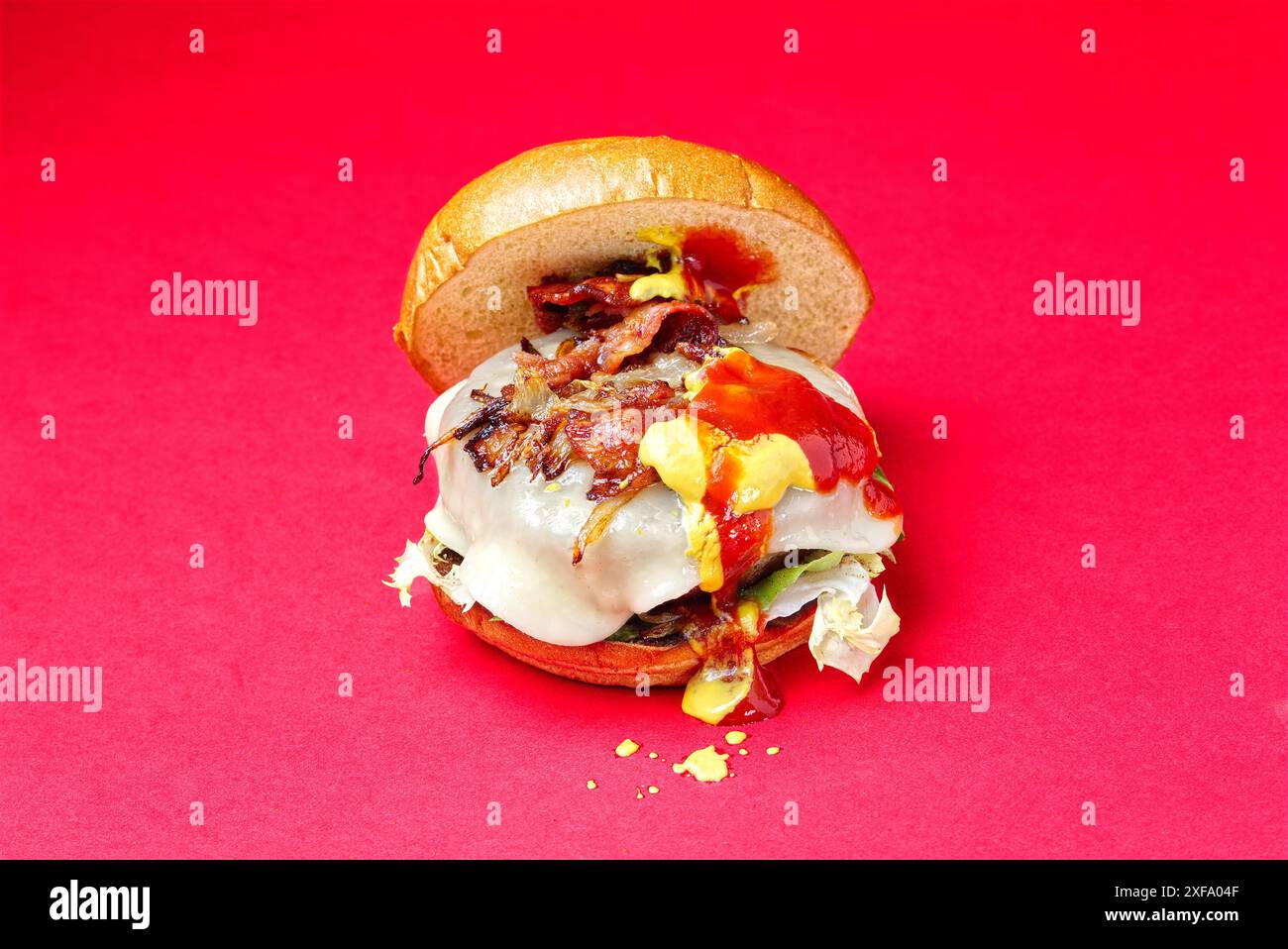 Hamburger di manzo asturiano. Pane Burger Brioche, cipolla, formaggio becom, senape, ketchup, su sfondo rosso. Spagna Foto Stock