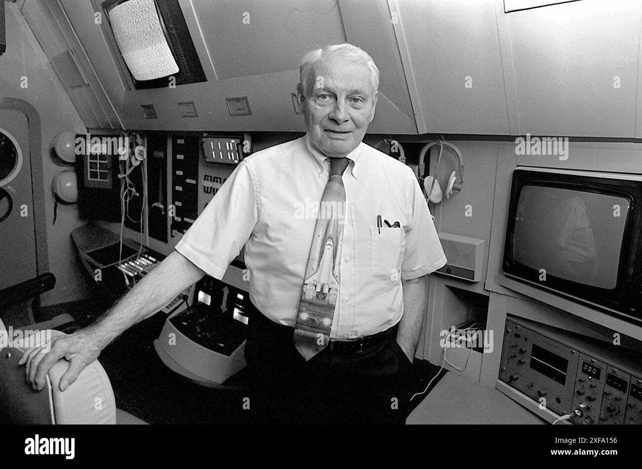 NASA Ingenieur Dannenberg im Kosmonautenzentrum 20.09.1991, Chemnitz, Küchwald, Kosmonautenzentrum Siegmund Jähn , der NASA Ingenieur und Raumfahrtexperte Konrad Dannenberg besucht die Einrichtung Dannenberg War verantwortlich für die Beschaffung der Raketenmotoren für die Redstone- und Jupiter-Mittelstrecraketen. Im Jahr 1954 erhielt er die US-amerikanische Staatsbürgerschaft. 1958 wurde die NASA gegründet, und Dannenberg arbeitete suora für das Marshall Space Flight Center der NASA a Huntsville. Chemnitz Sachsen BRD *** ingegnere NASA Dannenberg presso il Cosmonaut Center 20 09 1991, Chemnitz, Foto Stock NASA Ingenieur Dannenberg im Kosmonautenzentrum 20.09.1991, Chemnitz, Küchwald, Kosmonautenzentrum Siegmund Jähn , der NASA Ingenieur und Raumfahrtexperte Konrad Dannenberg besucht die Einrichtung Dannenberg War verantwortlich für die Beschaffung der Raketenmotoren für die Redstone- und Jupiter-Mittelstrecraketen. Im Jahr 1954 erhielt er die US-amerikanische Staatsbürgerschaft. 1958 wurde die NASA gegründet, und Dannenberg arbeitete suora für das Marshall Space Flight Center der NASA a Huntsville. Chemnitz Sachsen BRD *** ingegnere NASA Dannenberg presso il Cosmonaut Center 20 09 1991, Chemnitz, Foto Stock