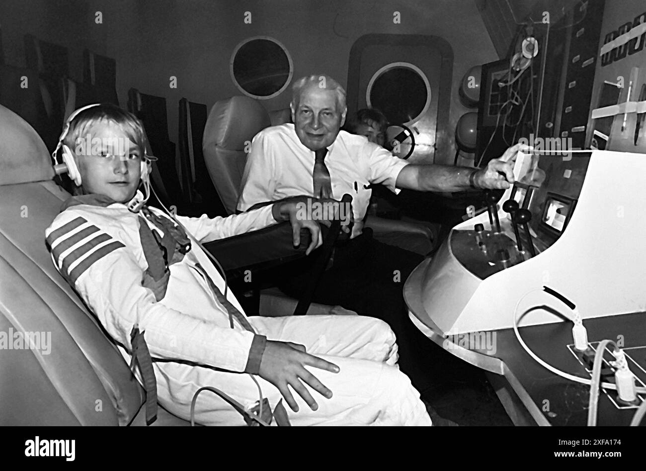 NASA Ingenieur Dannenberg im Kosmonautenzentrum 20.09.1991, Chemnitz, Küchwald, Kosmonautenzentrum Siegmund Jähn , der NASA Ingenieur und Raumfahrtexperte Konrad Dannenberg besucht die Einrichtung Dannenberg War verantwortlich für die Beschaffung der Raketenmotoren für die Redstone- und Jupiter-Mittelstrecraketen. Im Jahr 1954 erhielt er die US-amerikanische Staatsbürgerschaft. 1958 wurde die NASA gegründet, und Dannenberg arbeitete suora für das Marshall Space Flight Center der NASA a Huntsville. Chemnitz Sachsen BRD *** ingegnere NASA Dannenberg presso il Cosmonaut Center 20 09 1991, Chemnitz, Foto Stock NASA Ingenieur Dannenberg im Kosmonautenzentrum 20.09.1991, Chemnitz, Küchwald, Kosmonautenzentrum Siegmund Jähn , der NASA Ingenieur und Raumfahrtexperte Konrad Dannenberg besucht die Einrichtung Dannenberg War verantwortlich für die Beschaffung der Raketenmotoren für die Redstone- und Jupiter-Mittelstrecraketen. Im Jahr 1954 erhielt er die US-amerikanische Staatsbürgerschaft. 1958 wurde die NASA gegründet, und Dannenberg arbeitete suora für das Marshall Space Flight Center der NASA a Huntsville. Chemnitz Sachsen BRD *** ingegnere NASA Dannenberg presso il Cosmonaut Center 20 09 1991, Chemnitz, Foto Stock