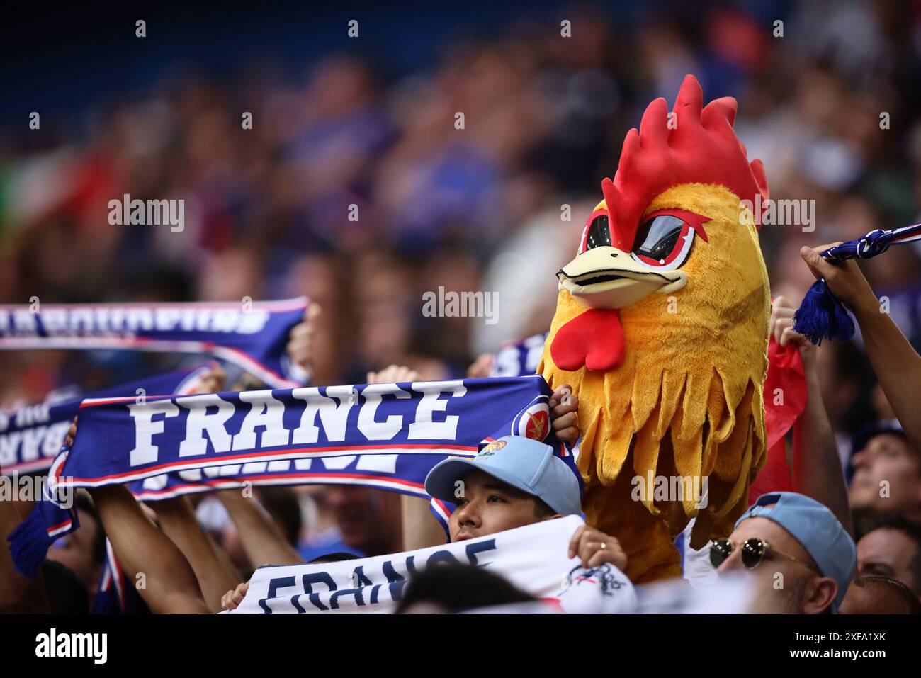 DUSSELDORF, GERMANIA - 01 LUGLIO: Tifosi francesi durante il round di UEFA EURO 2024 dei 16 match tra Francia e Belgio all'Arena di Düsseldorf il 1° luglio 2024 a Dusseldorf, Germania. © diebilderwelt / Alamy Stock Foto Stock