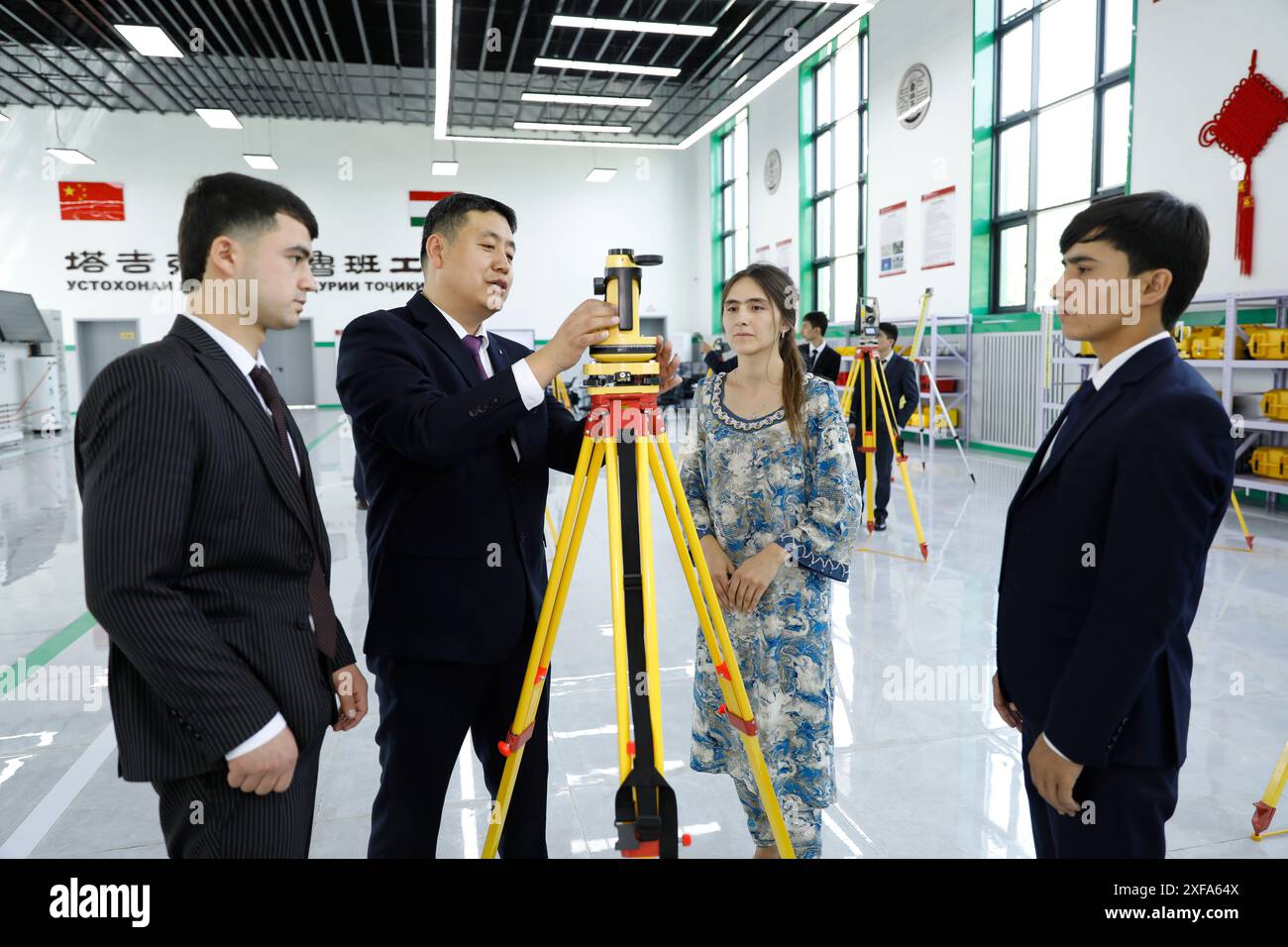 Pechino, Tagikistan. 12 aprile 2023. Wu Zhengpeng (2° L), un insegnante del Tianjin Urban Construction Management & Vocation Technology College of China, spiega l'uso dei dispositivi di mappatura agli studenti del Luban Workshop di Dushanbe, Tagikistan, 12 aprile 2023. Crediti: Kalizhan Ospanov/Xinhua/Alamy Live News Foto Stock