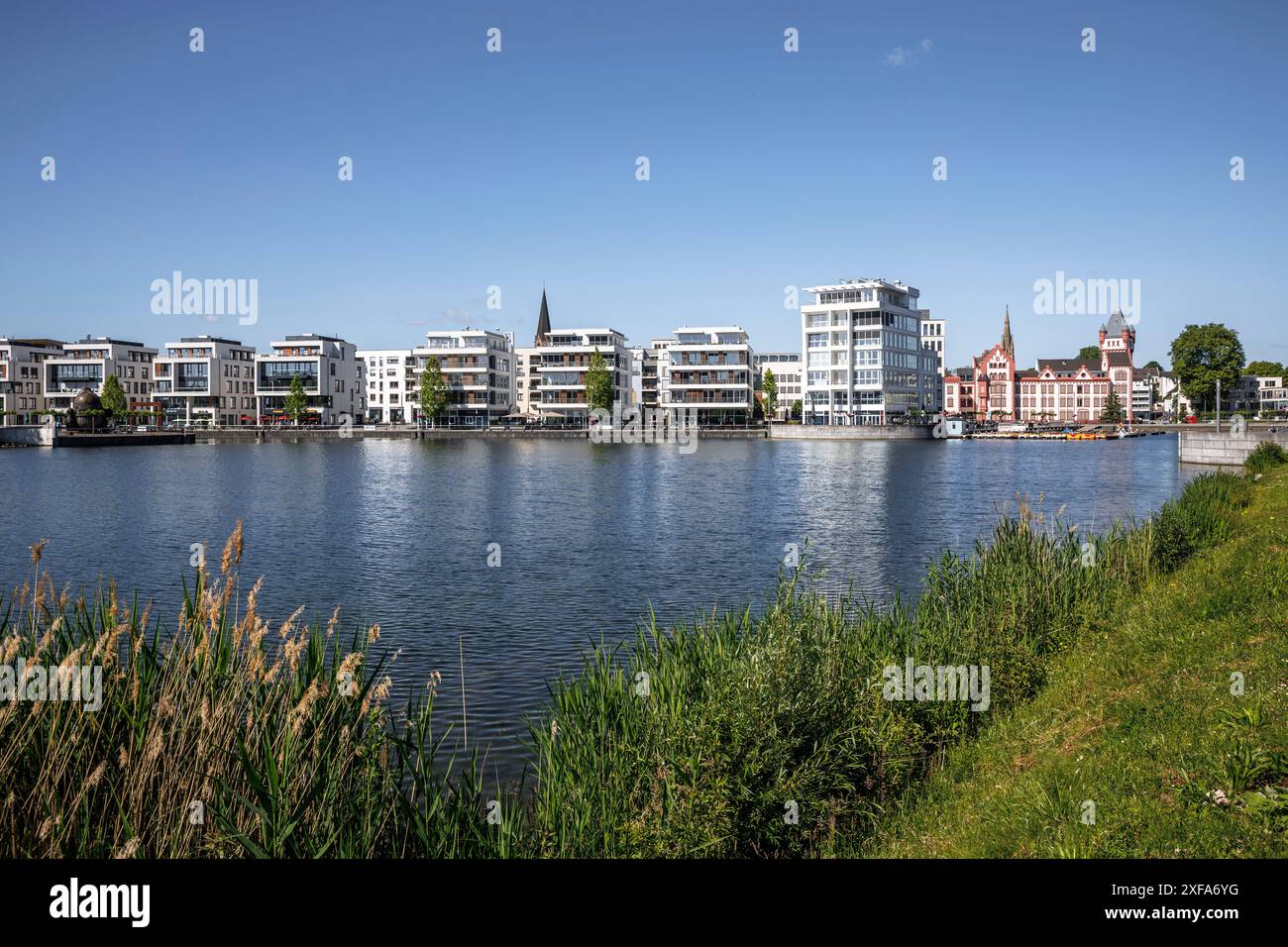 Il lago Phoenix nel quartiere Hoerde, vista del centro medico. Il lago e i suoi edifici vicini sono stati costruiti sul sito dell'ex Fenice Foto Stock