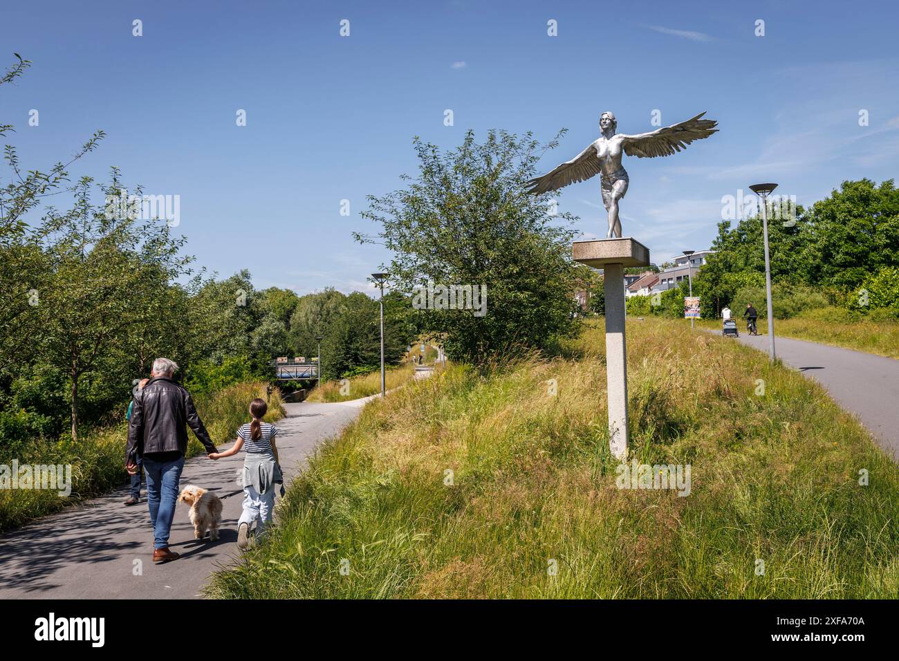 Percorso lungo il rinaturalizzato fiume Emscher a nord del lago Phoenix, scultura Vogelfrau di Lucy & Jorge Orta, Dortmund, Renania settentrionale-Vestfalia, germe Foto Stock