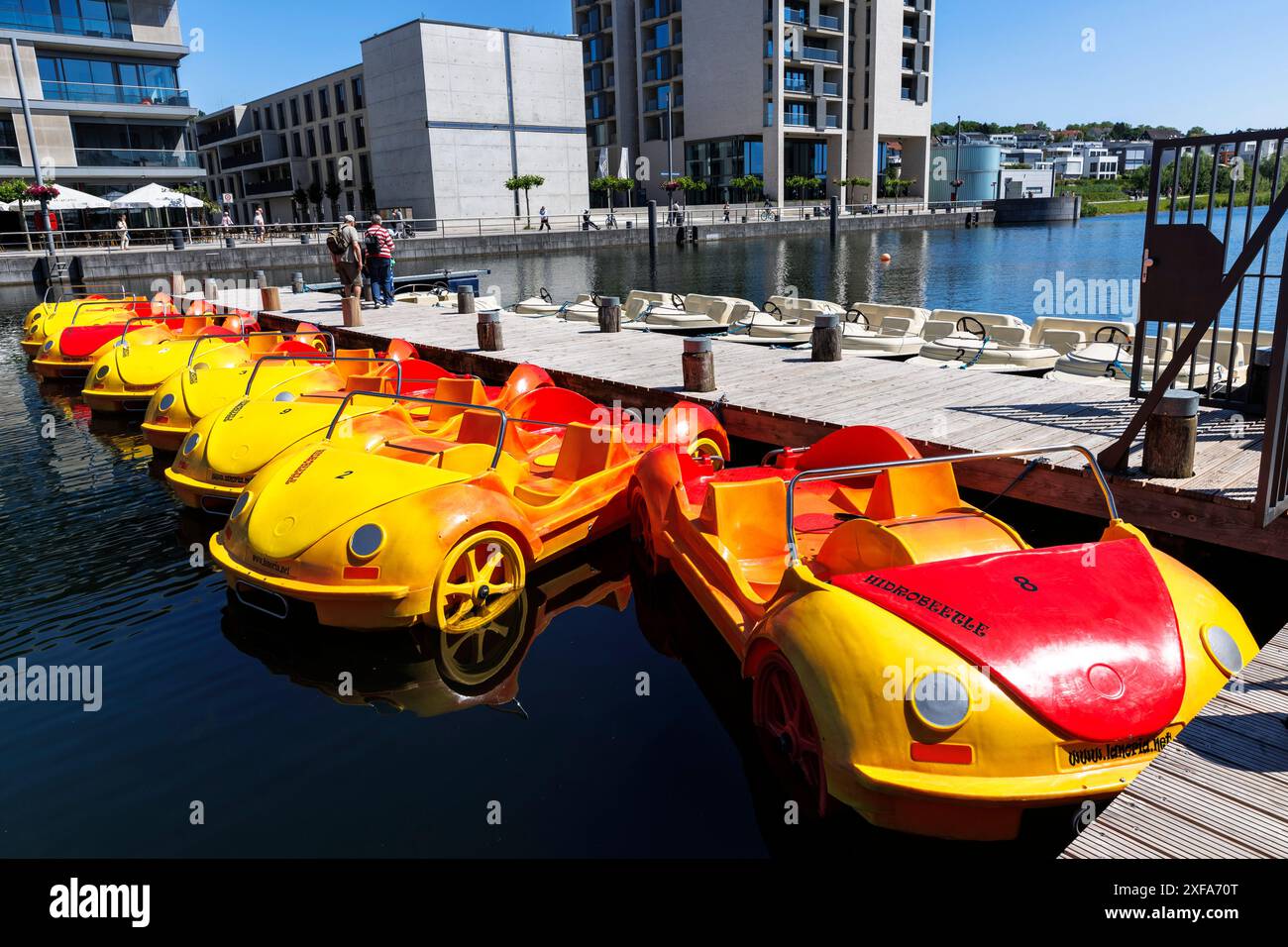 Il noleggio di pedalò sul lago Phoenix, la riva nord, il lago e il suo sviluppo vicino sono stati costruiti sul sito dell'ex acciaieria Phoenix East i. Foto Stock