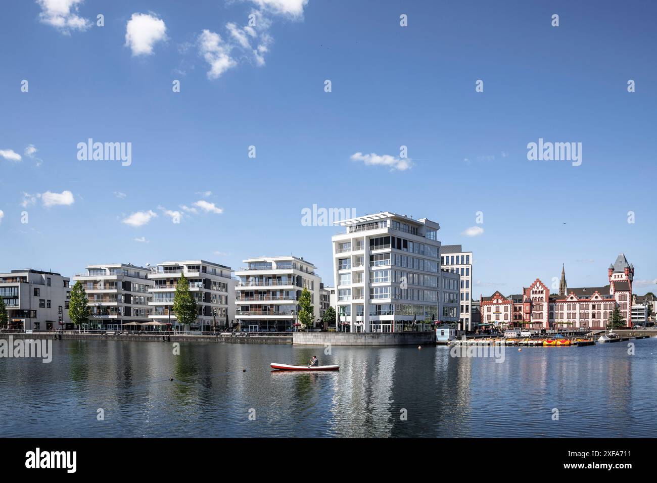 Il lago Phoenix nel quartiere Hoerde, vista del centro medico. Il lago e i suoi edifici vicini sono stati costruiti sul sito dell'ex Fenice Foto Stock