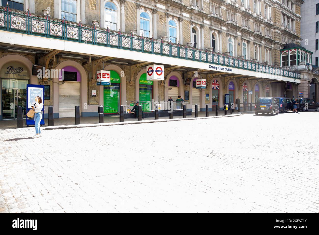 Gli ingressi chiusi sono visibili alla stazione di Charing Cross a Londra, mentre i passeggeri del treno subiscono disagi a causa dell'ultimo sciopero ferroviario. Foto Stock