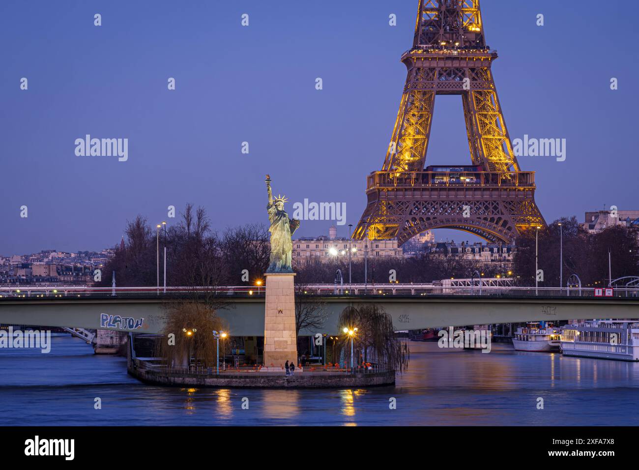 FRANCIA. PARIGI (75) 15° ARRONDISSEMENT. UNA REPLICA (11,5 M) DELLA FAMOSA STATUA DELLA LIBERTÀ DI BARTHOLDI È STATA ERETTA VICINO ALL'ILE AUX CYGNES, CON IL Foto Stock