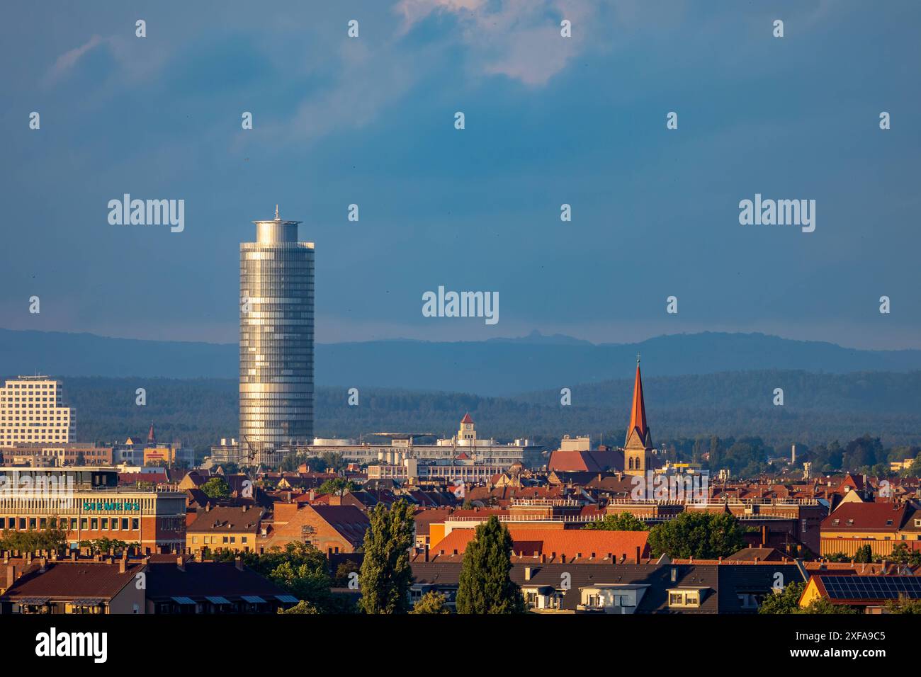 Nürnberg im Sonnenuntergang Ein Blick über die Dächer Nürnbergs am Abend: Eines der Wahrzeichen der Stadt, der Business Tower, überragt bei weitem den Rest der Skyline. Nürnberg Hohe Marter Bayern Deutschland *** Norimberga al tramonto Una vista sui tetti di Norimberga la sera uno dei monumenti della città, la Business Tower, torri molto sopra il resto dello skyline di Norimberga Hohe Marter Baviera Germania 20240701-6V2A3113-Bearbeitet Foto Stock