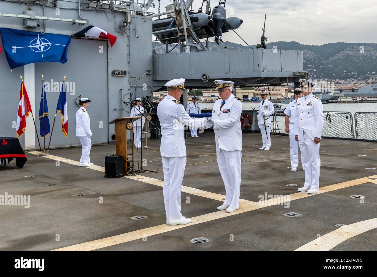 Tolone, Francia. 1 luglio 2024. Cerimonia di consegna della bandiera NATO tra Francia e Canada. Il comando del Standing Maritime Group 2 (SNMG2) della NATO è stato consegnato al contrammiraglio Matthew D. Coates della Royal Canadian Navy dal contrammiraglio Yannick Bossu in occasione di una cerimonia a bordo del Batiment de Commandement et ravitaillement (BCR) somme, presieduto dal viceammiraglio Didier Malaterre, vicecomandante del comando marittimo alleato della NATO (MARCOM). (Foto di Laurent Coust/SOPA Images/Sipa USA) credito: SIPA USA/Alamy Live News Foto Stock