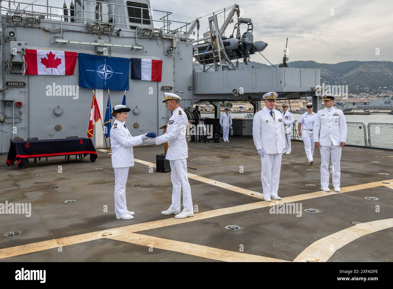 Tolone, Francia. 1 luglio 2024. Cerimonia di consegna della bandiera NATO tra Francia e Canada. Il comando del Standing Maritime Group 2 (SNMG2) della NATO è stato consegnato al contrammiraglio Matthew D. Coates della Royal Canadian Navy dal contrammiraglio Yannick Bossu in occasione di una cerimonia a bordo del Batiment de Commandement et ravitaillement (BCR) somme, presieduto dal viceammiraglio Didier Malaterre, vicecomandante del comando marittimo alleato della NATO (MARCOM). (Foto di Laurent Coust/SOPA Images/Sipa USA) credito: SIPA USA/Alamy Live News Foto Stock